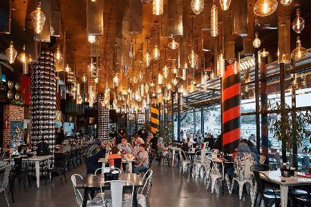 رستوران فلای لند (لوکیشن در تهران)