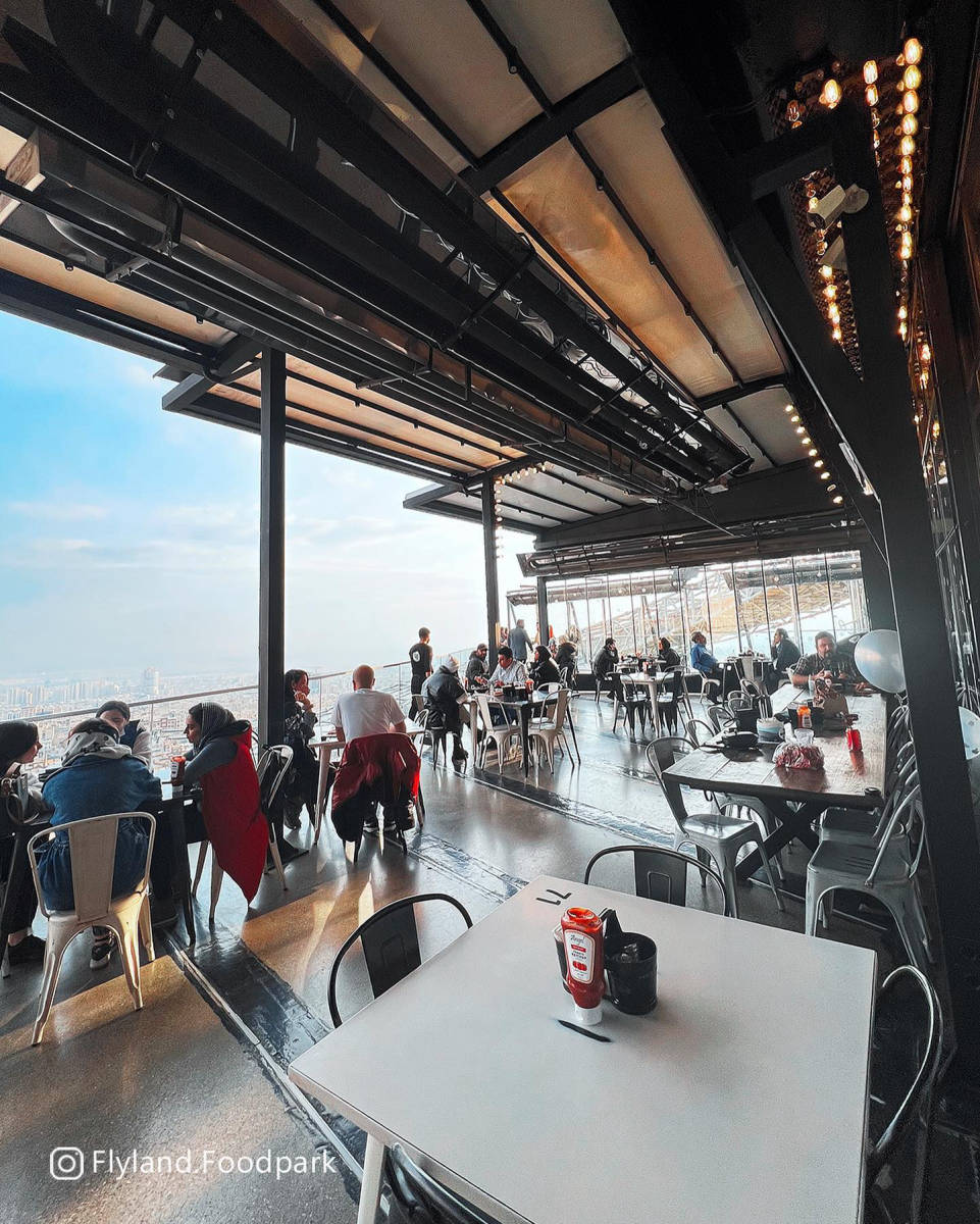 رستوران فلای لند (لوکیشن در تهران)