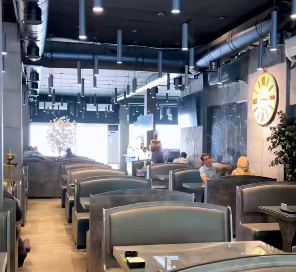 کافه نایت لند (لوکیشن در تهران)